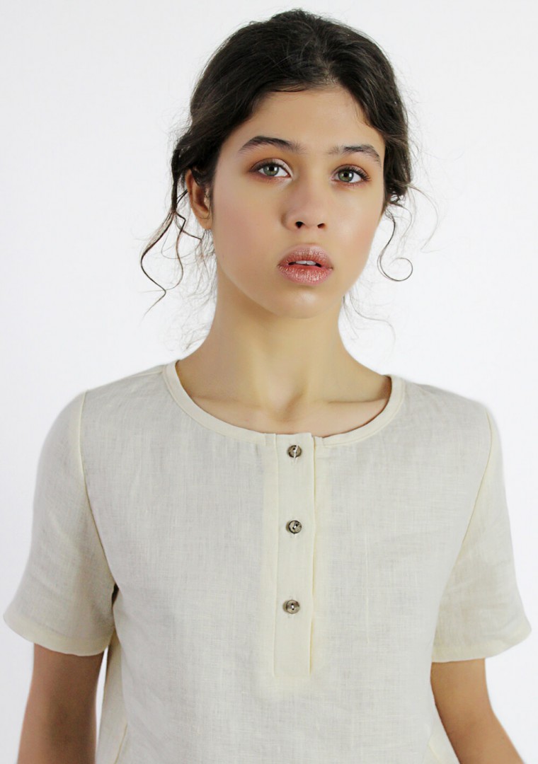 Linen T-shirt with button detail Nina 4