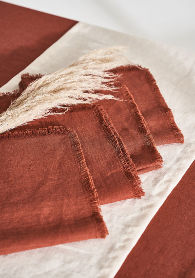 Linen napkins with fringe