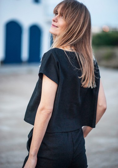 Linen crop top Berlin in black Linen crop top Berlin in black