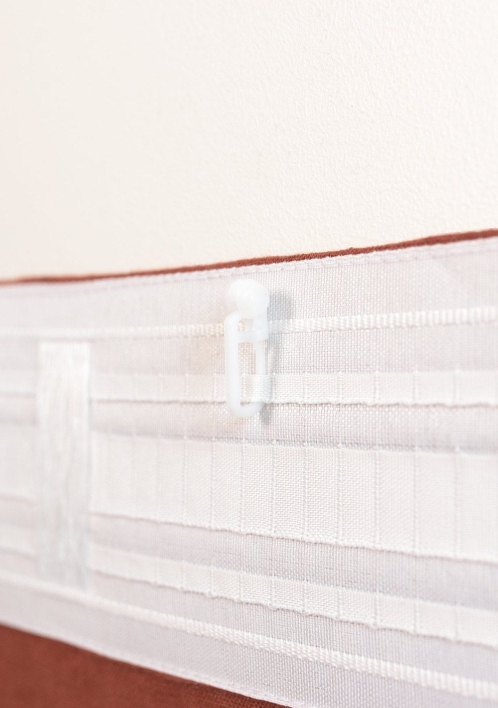 Color block linen curtain in light gray – heading tape with a curtain hook, close up
