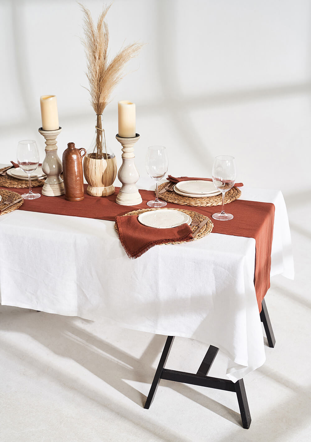 Linen tablecloth in optic white