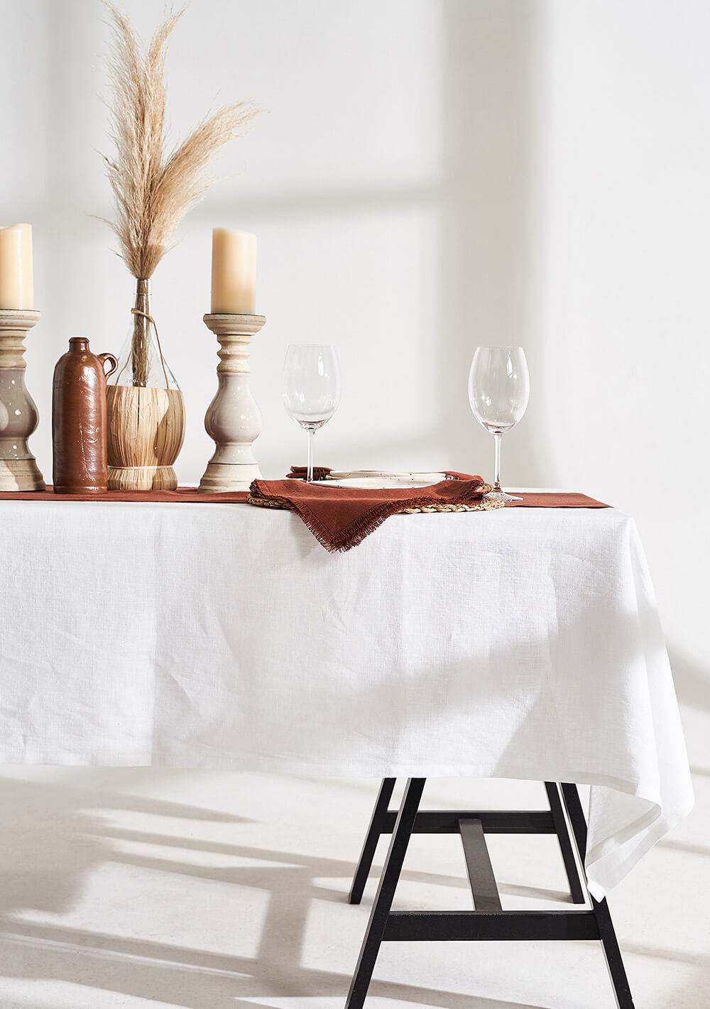 Linen tablecloth in optic white