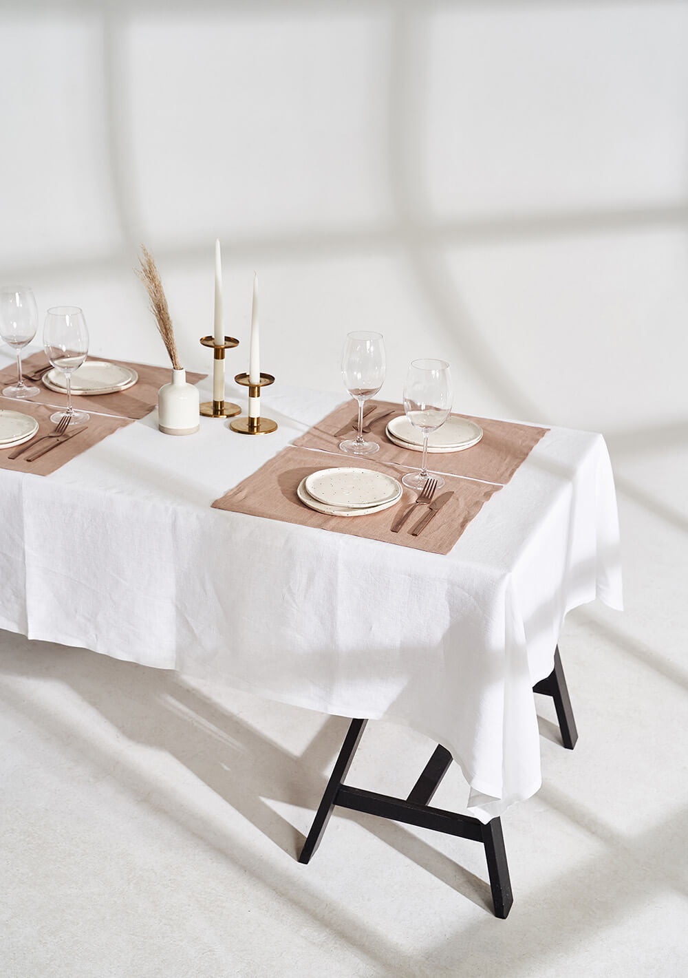 Linen tablecloth in optic white