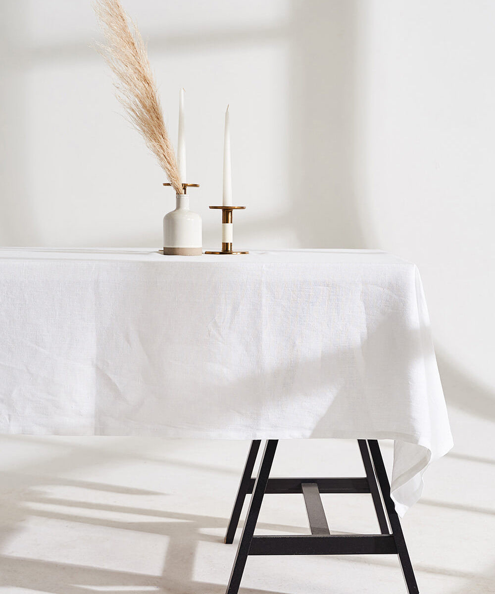 Linen tablecloth in optic white