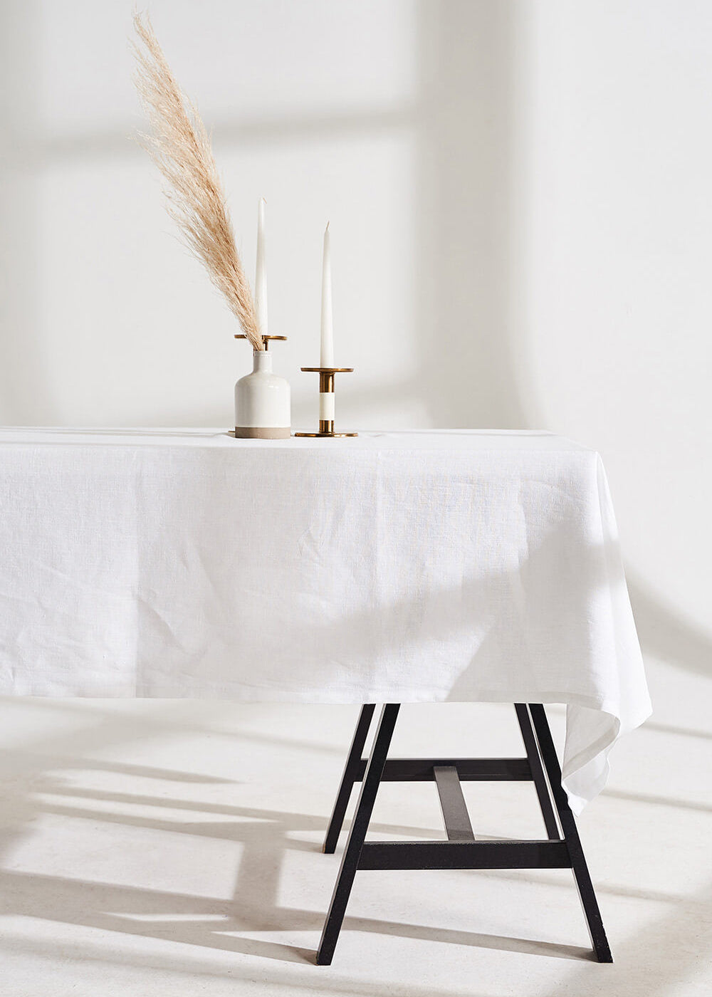Linen tablecloth in optic white