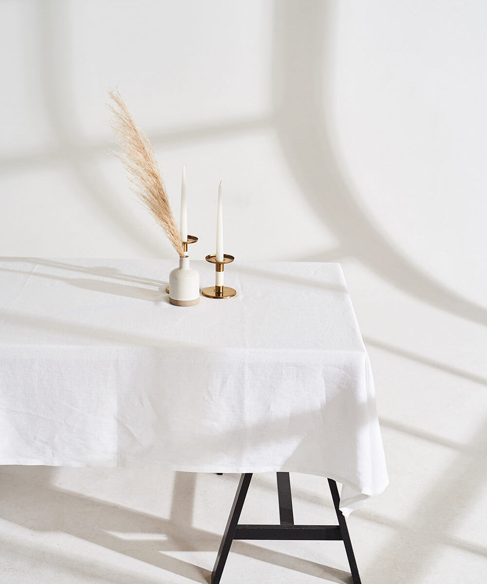 Linen tablecloth in optic white