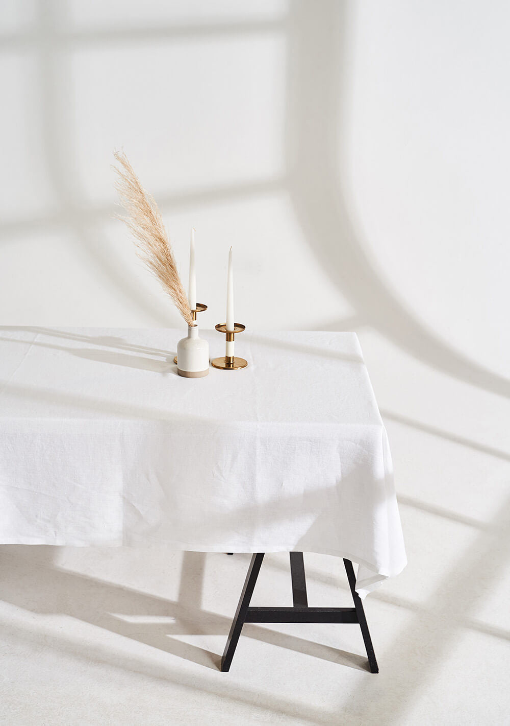 Linen tablecloth in optic white