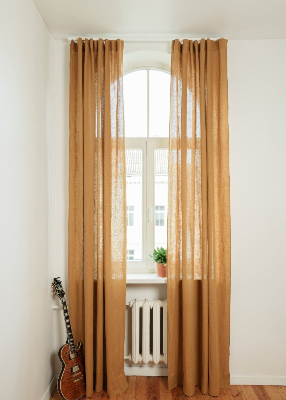 Minimalist linen curtain panel – photo 1