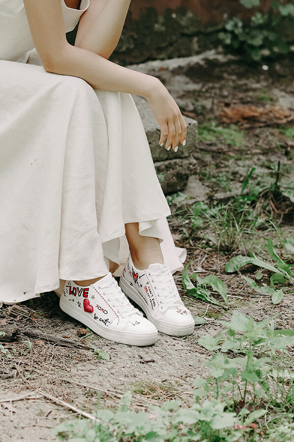 styling linen dress with sneakers