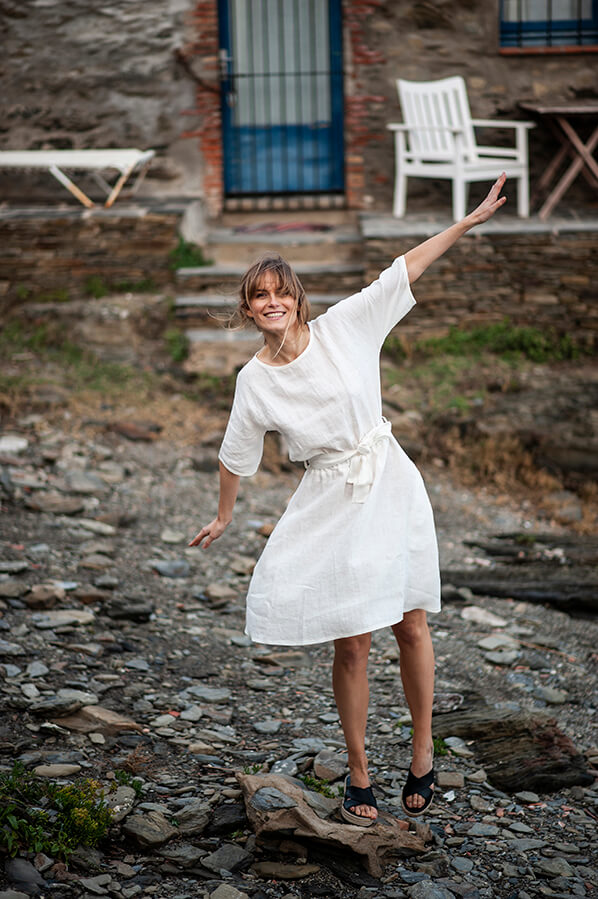 simple-white-linen-travel-dress